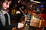 "Pour the Perfect Pint" Contest am 13.03. im Kilian's: die Siegerin Kathi Knobloch darf auf den Guinness Wagen am Sonntag (Foto: MartiN Schmitz)